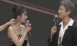 杨幂上台领奖爆料视频,杨幂领奖现场爆料视频引发热议